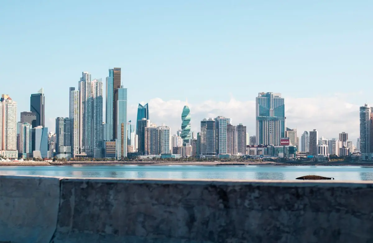 Vista real de la Cinta Costera y el distrito financiero de Ciudad de Panamá